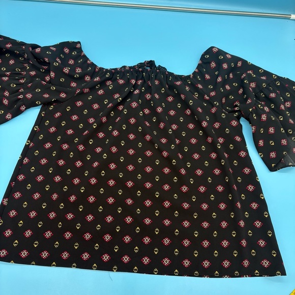 Sanctuary Black and Red Off-Shoulder with Tie Key Hole Women's Top Size XL - Picture 2 of 6